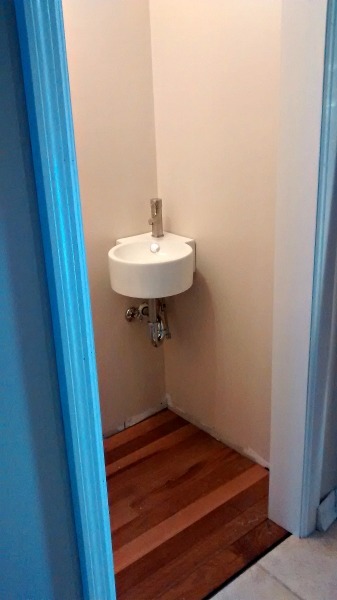corner sink--www.thethreeyearexperiment.com